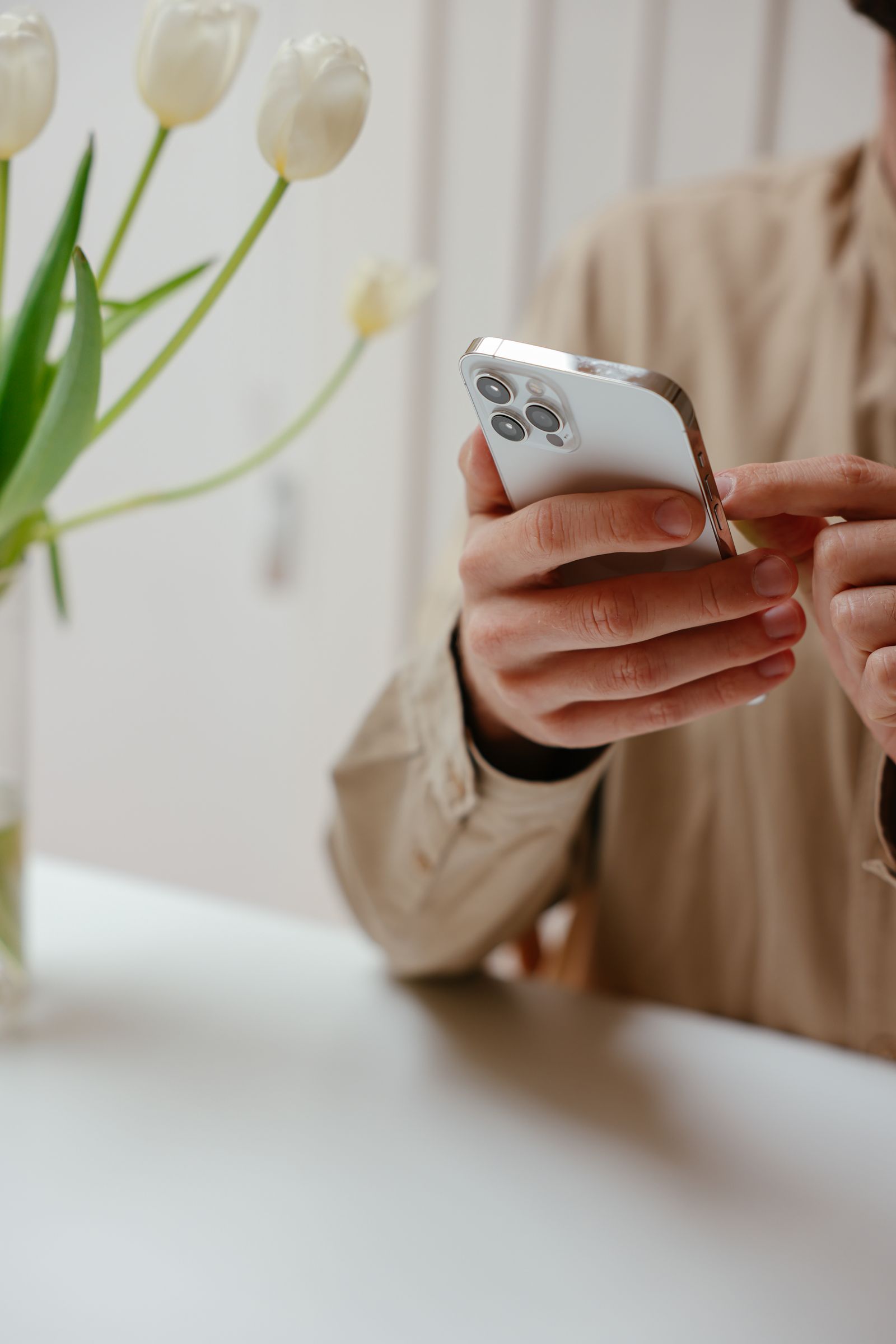 スマートフォンで手続きを進める手元